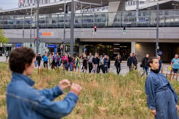 Belvedere 21 Sommerfest: Claudia Bosse &quot;Wasteland dream/s&quot; (Brache / Hauptbahnhof, 18.7.2025) Foto: ouriel morgensztern