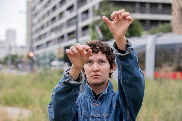 Belvedere 21 Sommerfest: Claudia Bosse &quot;Wasteland dream/s&quot; (Brache / Hauptbahnhof, 18.7.2025) Foto: ouriel morgensztern