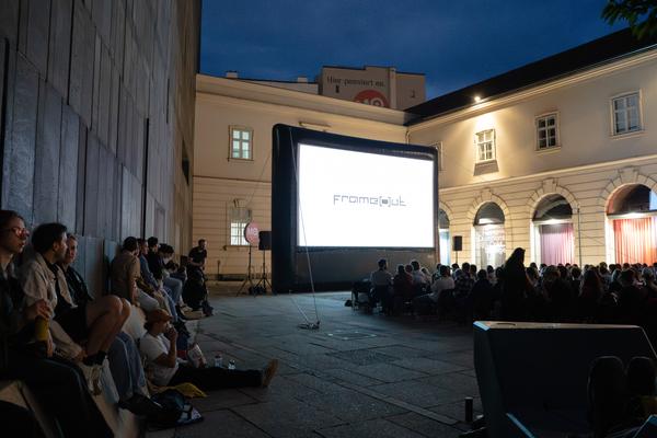 frame[o]ut opening (Museumsquartier, 18.07.2025) Foto: eSeL.at - Sarah Tasha