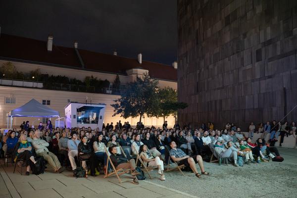 frame[o]ut opening (Museumsquartier, 18.07.2025) Foto: eSeL.at - Sarah Tasha