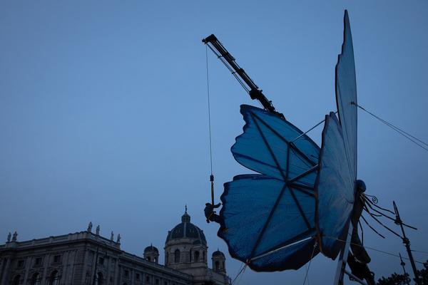 MuseumsQuartier / Vorplatz: Werbeskulptur Schmetterling #mehrsehen (seit 28.3.2018) Foto: eSeL.at - Lorenz Seidler