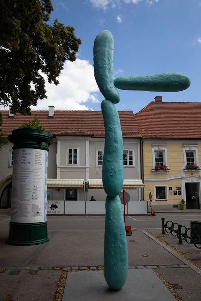 Green Art Tulln - Gartenkunstwerke im öffentlichen Raum: Erwin Wurm (Mai - September 2018) https://www.tulln.at/green-art/green-art-erleben/gartenkunstwerke/ Foto: eSeL.at - Lorenz Seidler