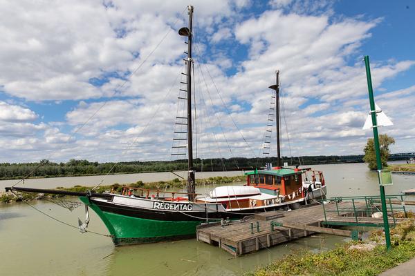 Green Art Tulln - Gartenkunstwerke im öffentlichen Raum: Friedensreich Hundertwasser - Das Schiff "Regentag"  (Mai - September 2018) https://www.tulln.at/green-art/green-art-erleben/gartenkunstwerke/ Foto: eSeL.at - Lorenz Seidler