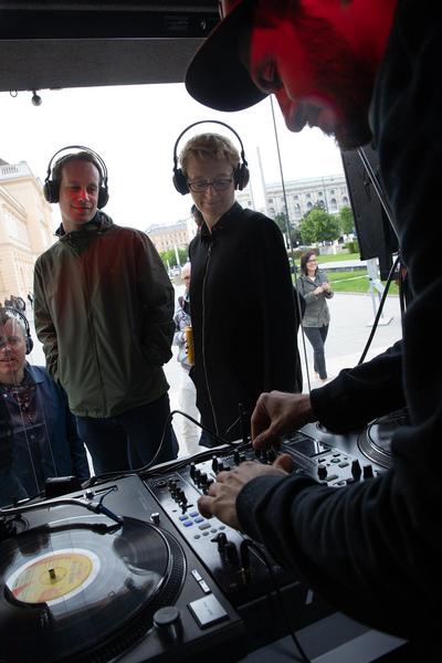 MQ SommerÖffnung: Funkkopfhörer Disco by Volkstheater  (17.5.2018) http://mqw.at/sommer | Foto: eSeL Foto: eSeL.at - Lorenz Seidler