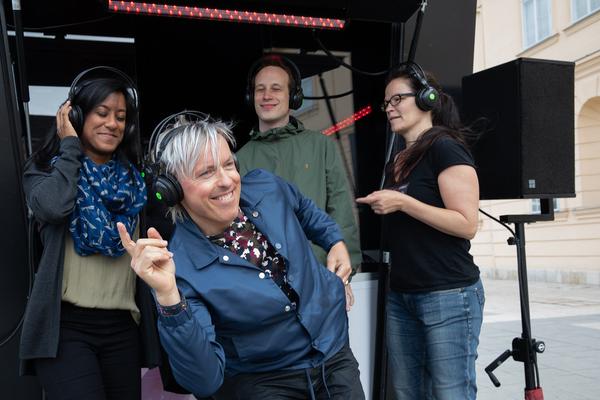 MQ SommerÖffnung: Funkkopfhörer Disco by Volkstheater  (17.5.2018) http://mqw.at/sommer | Foto: eSeL Foto: eSeL.at - Lorenz Seidler