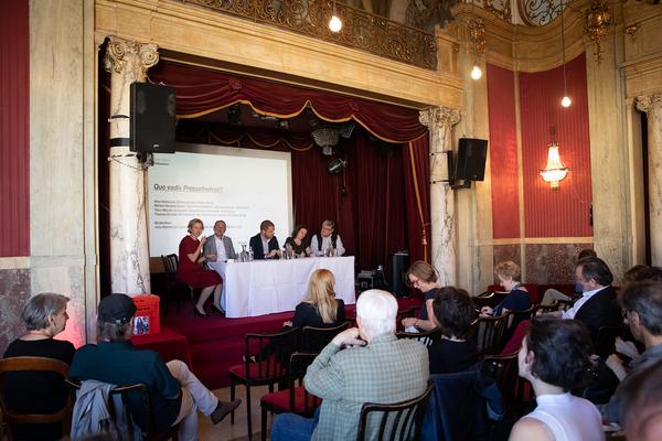 Open Space Diskussion: Quo Vadis Pressefreiheit (Österr. Gesellschaft für Kulturpolitik SPÖ @ Volkstheater Rote Bar, 6.5.2018) http://www.kulturpolitik.at/quo-vadis-pressefreiheit-6-mai-1700-uhr | Foto: eSeL Foto: eSeL.at - Lorenz Seidler
