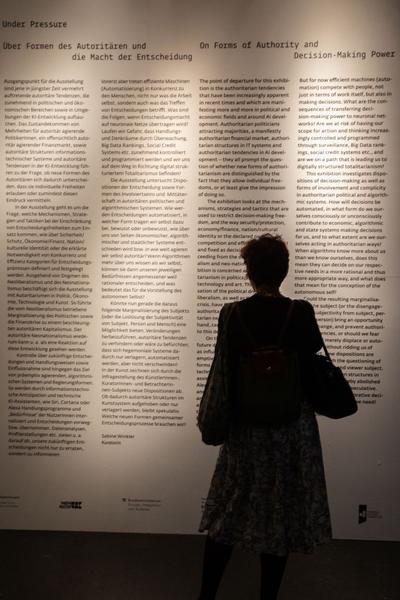Freiraum Q21: Under Pressure. Über Formen des Autoritären und die Macht der Entscheidung (28.09. bis 25.11.2018, Eröffnung) https://esel.cc/Q21_UnderPressure | Foto: eSeL Foto: eSeL.at - Lorenz Seidler