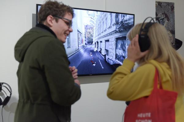 Kunstraum Niederösterreich: VIENNA ART WEEK - Technopolitics Kuratorenführung & "The Swarming Gallery" Performance by kondition pluriel (22.11.2018) http://www.kunstraum.net/de/ausstellungen/56-vienna-art-week | Foto: eSeL.at - Joanna Pianka Foto: JOANNA PIANKA     300dpi.at