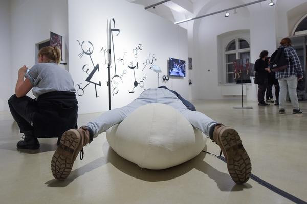 Kunstraum Niederösterreich: VIENNA ART WEEK - Technopolitics Kuratorenführung & "The Swarming Gallery" Performance by kondition pluriel (22.11.2018) http://www.kunstraum.net/de/ausstellungen/56-vienna-art-week | Foto: eSeL.at - Joanna Pianka Foto: JOANNA PIANKA     300dpi.at