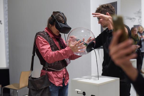 Kunstraum Niederösterreich: VIENNA ART WEEK - Technopolitics Kuratorenführung & "The Swarming Gallery" Performance by kondition pluriel (22.11.2018) http://www.kunstraum.net/de/ausstellungen/56-vienna-art-week | Foto: eSeL.at - Joanna Pianka Foto: JOANNA PIANKA     300dpi.at