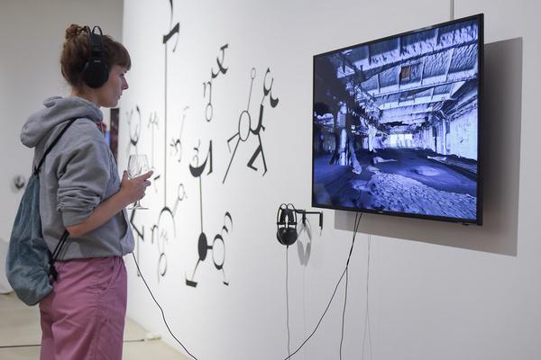 Kunstraum Niederösterreich: VIENNA ART WEEK - Technopolitics Kuratorenführung & "The Swarming Gallery" Performance by kondition pluriel (22.11.2018) http://www.kunstraum.net/de/ausstellungen/56-vienna-art-week | Foto: eSeL.at - Joanna Pianka Foto: JOANNA PIANKA     300dpi.at