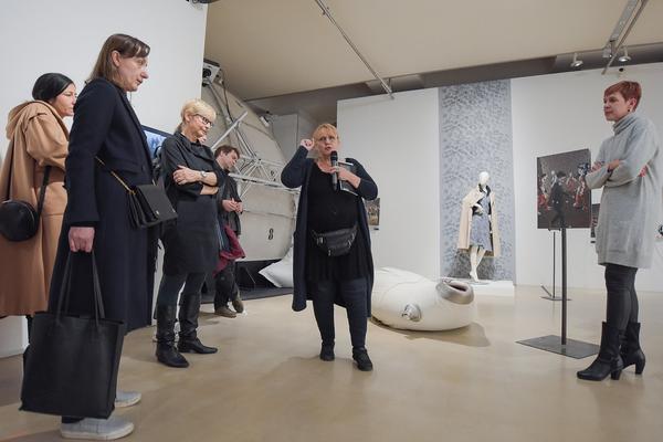 Kunstraum Niederösterreich: VIENNA ART WEEK - Technopolitics Kuratorenführung & "The Swarming Gallery" Performance by kondition pluriel (22.11.2018) http://www.kunstraum.net/de/ausstellungen/56-vienna-art-week | Foto: eSeL.at - Joanna Pianka Foto: JOANNA PIANKA     300dpi.at
