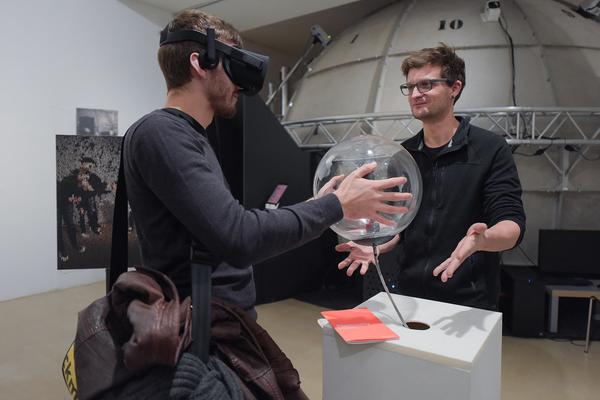 Kunstraum Niederösterreich: VIENNA ART WEEK - Technopolitics Kuratorenführung & "The Swarming Gallery" Performance by kondition pluriel (22.11.2018) http://www.kunstraum.net/de/ausstellungen/56-vienna-art-week | Foto: eSeL.at - Joanna Pianka Foto: JOANNA PIANKA     300dpi.at