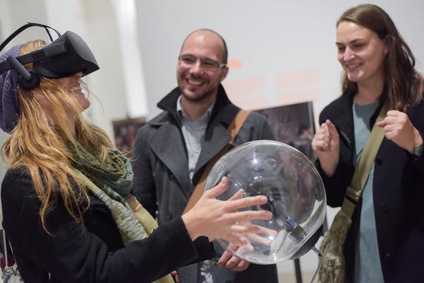 Kunstraum Niederösterreich: VIENNA ART WEEK - Technopolitics Kuratorenführung & "The Swarming Gallery" Performance by kondition pluriel (22.11.2018) http://www.kunstraum.net/de/ausstellungen/56-vienna-art-week | Foto: eSeL.at - Joanna Pianka Foto: JOANNA PIANKA     300dpi.at