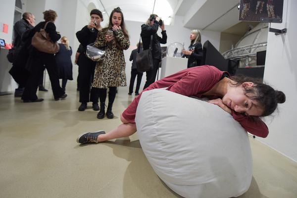 Kunstraum Niederösterreich: VIENNA ART WEEK - Technopolitics Kuratorenführung & "The Swarming Gallery" Performance by kondition pluriel (22.11.2018) http://www.kunstraum.net/de/ausstellungen/56-vienna-art-week | Foto: eSeL.at - Joanna Pianka Foto: JOANNA PIANKA     300dpi.at