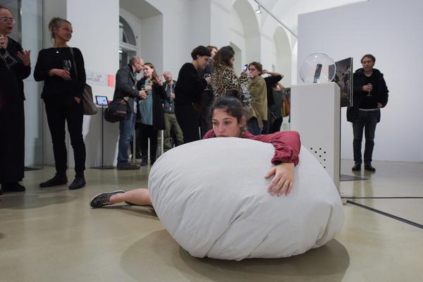 Kunstraum Niederösterreich: VIENNA ART WEEK - Technopolitics Kuratorenführung & "The Swarming Gallery" Performance by kondition pluriel (22.11.2018) http://www.kunstraum.net/de/ausstellungen/56-vienna-art-week | Foto: eSeL.at - Joanna Pianka Foto: JOANNA PIANKA     300dpi.at