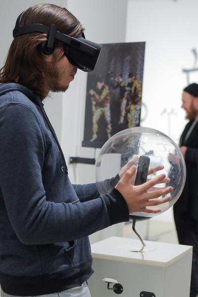 Kunstraum Niederösterreich: VIENNA ART WEEK - Technopolitics Kuratorenführung & "The Swarming Gallery" Performance by kondition pluriel (22.11.2018) http://www.kunstraum.net/de/ausstellungen/56-vienna-art-week | Foto: eSeL.at - Joanna Pianka Foto: JOANNA PIANKA     300dpi.at