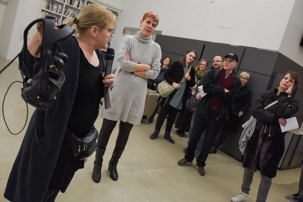 Kunstraum Niederösterreich: VIENNA ART WEEK - Technopolitics Kuratorenführung & "The Swarming Gallery" Performance by kondition pluriel (22.11.2018) http://www.kunstraum.net/de/ausstellungen/56-vienna-art-week | Foto: eSeL.at - Joanna Pianka Foto: JOANNA PIANKA     300dpi.at