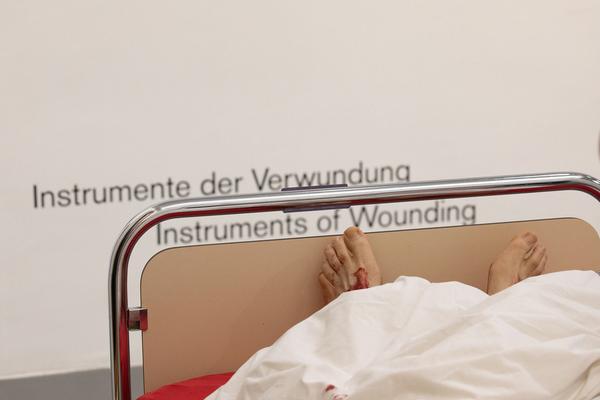 Dom Museum Wien:  „Wund E rrr N“ - Performance von Hannes Priesch &  Künstlergespräch mit Johanna Schwanberg und Gustav Schörghofer (21.11.2018) https://2018.viennaartweek.at/de/program/performance-talk-wund-e-rrr-n | Foto: eSeL Foto: eSeL.at - Lorenz Seidler