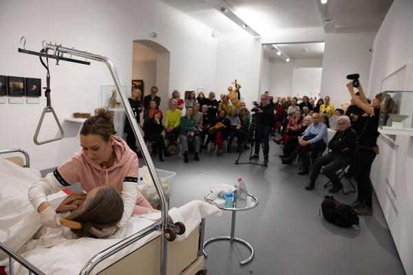 Dom Museum Wien:  „Wund E rrr N“ - Performance von Hannes Priesch &  Künstlergespräch mit Johanna Schwanberg und Gustav Schörghofer (21.11.2018) https://2018.viennaartweek.at/de/program/performance-talk-wund-e-rrr-n | Foto: eSeL Foto: eSeL.at - Lorenz Seidler