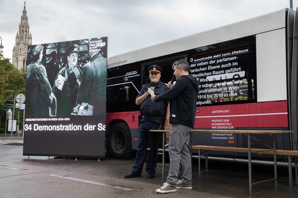 Was haben diese Plätze schon gesehen?  "Tu was man Dir sagt!" (1933-1945) Josef-Meinrad-Platz, Burgtheater  (28.6.2018) http://www.mvd.org/prj/tu-was-man-dir-sagt | Foto: MVD Foto: MVD - Michi Rieper