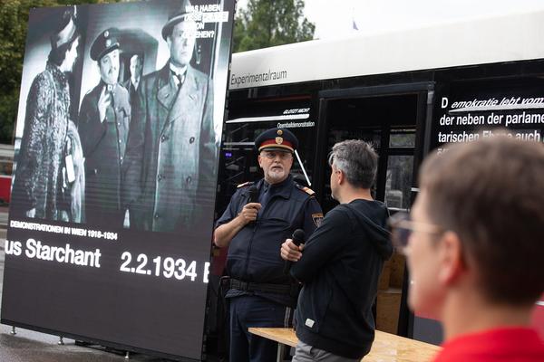 Was haben diese Plätze schon gesehen?  "Tu was man Dir sagt!" (1933-1945) Josef-Meinrad-Platz, Burgtheater  (28.6.2018) http://www.mvd.org/prj/tu-was-man-dir-sagt | Foto: MVD Foto: MVD - Michi Rieper