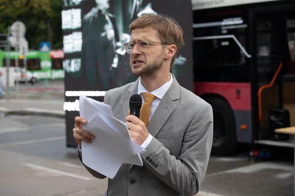 Was haben diese Plätze schon gesehen?  "Tu was man Dir sagt!" (1933-1945) Josef-Meinrad-Platz, Burgtheater  (28.6.2018) http://www.mvd.org/prj/tu-was-man-dir-sagt | Foto: MVD Foto: MVD - Michi Rieper