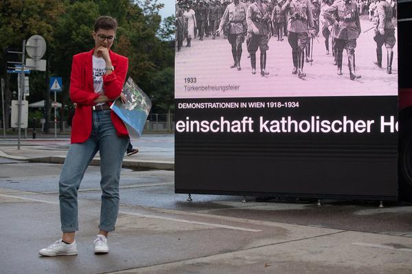 Was haben diese Plätze schon gesehen?  "Tu was man Dir sagt!" (1933-1945) Josef-Meinrad-Platz, Burgtheater  (28.6.2018) http://www.mvd.org/prj/tu-was-man-dir-sagt | Foto: MVD Foto: MVD - Michi Rieper