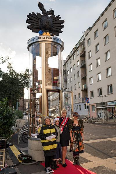 Barbara Ungepflegt: Ministerium für Heimatschmutz (Eröffnung Keplerplatz, 9.9.2019) http://www.bm-heimatschmutz.at | Foto: eSeL.at - Helmut Prochart Foto: eSeL.at - Helmut Prochart