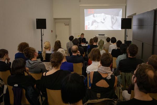 Kunstraum Niederösterreich: Care Matters. Marlies Pöschl - Lecture-Performance & Podiumsdiskussion (10.5.2019) https://esel.cc/CareMatters | Foto: eSeL Foto: eSeL.at - Lorenz Seidler