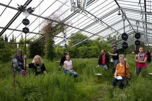 Club Real - Jenseits der Natur: Zweite Sitzung des Gartenparlaments (brut & KOER, 11.5.2019, Gewächshaus im Floridsdorfer Donaufeld, Nordmanngasse 60) https://esel.cc/ClubReal_brut | https://esel.cc/ClubReal_KOER | Foto: eSeL Foto: eSeL.at - Lorenz Seidler