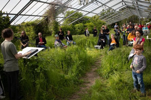 Club Real - Jenseits der Natur: Zweite Sitzung des Gartenparlaments (brut & KOER, 11.5.2019, Gewächshaus im Floridsdorfer Donaufeld, Nordmanngasse 60) https://esel.cc/ClubReal_brut | https://esel.cc/ClubReal_KOER | Foto: eSeL Foto: eSeL.at - Lorenz Seidler