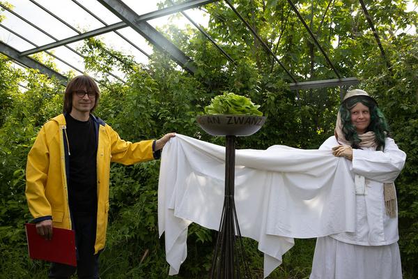 Club Real - Jenseits der Natur: Zweite Sitzung des Gartenparlaments (brut & KOER, 11.5.2019, Gewächshaus im Floridsdorfer Donaufeld, Nordmanngasse 60) https://esel.cc/ClubReal_brut | https://esel.cc/ClubReal_KOER | Foto: eSeL Foto: eSeL.at - Lorenz Seidler
