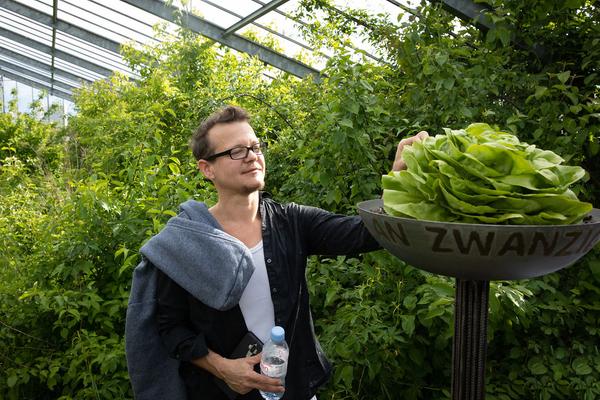 Club Real - Jenseits der Natur: Zweite Sitzung des Gartenparlaments (brut & KOER, 11.5.2019, Gewächshaus im Floridsdorfer Donaufeld, Nordmanngasse 60) https://esel.cc/ClubReal_brut | https://esel.cc/ClubReal_KOER | Foto: eSeL Foto: eSeL.at - Lorenz Seidler