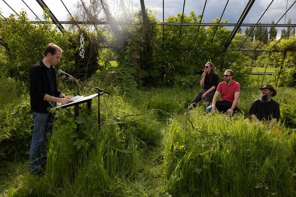 Club Real - Jenseits der Natur: Zweite Sitzung des Gartenparlaments (brut & KOER, 11.5.2019, Gewächshaus im Floridsdorfer Donaufeld, Nordmanngasse 60) https://esel.cc/ClubReal_brut | https://esel.cc/ClubReal_KOER | Foto: eSeL Foto: eSeL.at - Lorenz Seidler