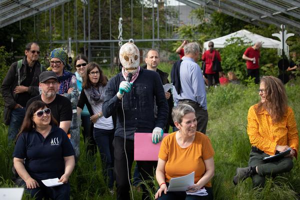Club Real - Jenseits der Natur: Zweite Sitzung des Gartenparlaments (brut & KOER, 11.5.2019, Gewächshaus im Floridsdorfer Donaufeld, Nordmanngasse 60) https://esel.cc/ClubReal_brut | https://esel.cc/ClubReal_KOER | Foto: eSeL Foto: eSeL.at - Lorenz Seidler