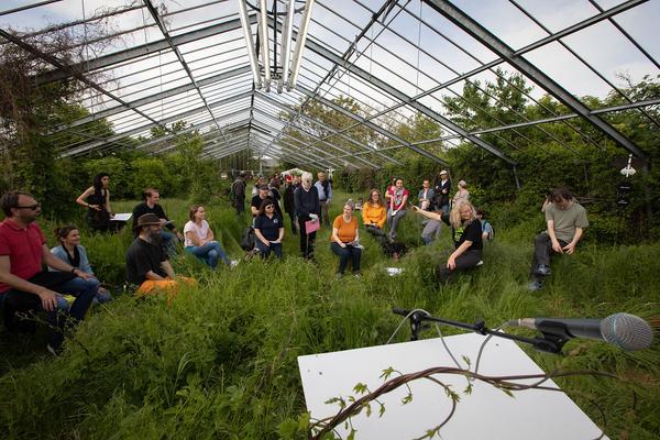 Club Real - Jenseits der Natur: Zweite Sitzung des Gartenparlaments (brut & KOER, 11.5.2019, Gewächshaus im Floridsdorfer Donaufeld, Nordmanngasse 60) https://esel.cc/ClubReal_brut | https://esel.cc/ClubReal_KOER | Foto: eSeL Foto: eSeL.at - Lorenz Seidler