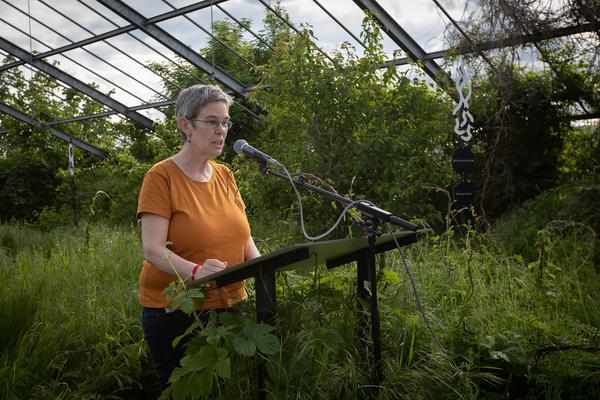 Club Real - Jenseits der Natur: Zweite Sitzung des Gartenparlaments (brut & KOER, 11.5.2019, Gewächshaus im Floridsdorfer Donaufeld, Nordmanngasse 60) https://esel.cc/ClubReal_brut | https://esel.cc/ClubReal_KOER | Foto: eSeL Foto: eSeL.at - Lorenz Seidler