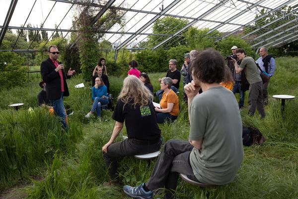 Club Real - Jenseits der Natur: Zweite Sitzung des Gartenparlaments (brut & KOER, 11.5.2019, Gewächshaus im Floridsdorfer Donaufeld, Nordmanngasse 60) https://esel.cc/ClubReal_brut | https://esel.cc/ClubReal_KOER | Foto: eSeL Foto: eSeL.at - Lorenz Seidler