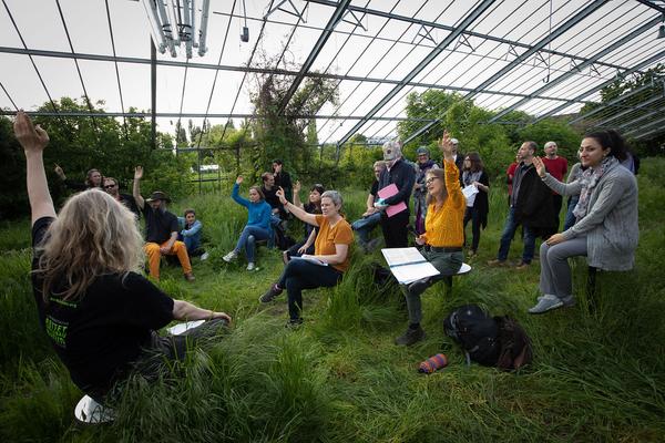 Club Real - Jenseits der Natur: Zweite Sitzung des Gartenparlaments (brut & KOER, 11.5.2019, Gewächshaus im Floridsdorfer Donaufeld, Nordmanngasse 60) https://esel.cc/ClubReal_brut | https://esel.cc/ClubReal_KOER | Foto: eSeL Foto: eSeL.at - Lorenz Seidler