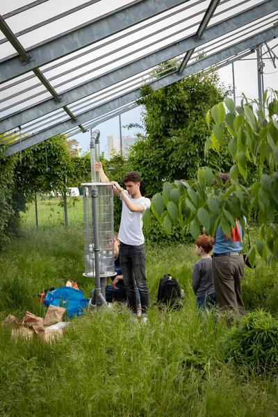 Club Real - Jenseits der Natur: Zweite Sitzung des Gartenparlaments (brut & KOER, 11.5.2019, Gewächshaus im Floridsdorfer Donaufeld, Nordmanngasse 60) https://esel.cc/ClubReal_brut | https://esel.cc/ClubReal_KOER | Foto: eSeL Foto: eSeL.at - Lorenz Seidler
