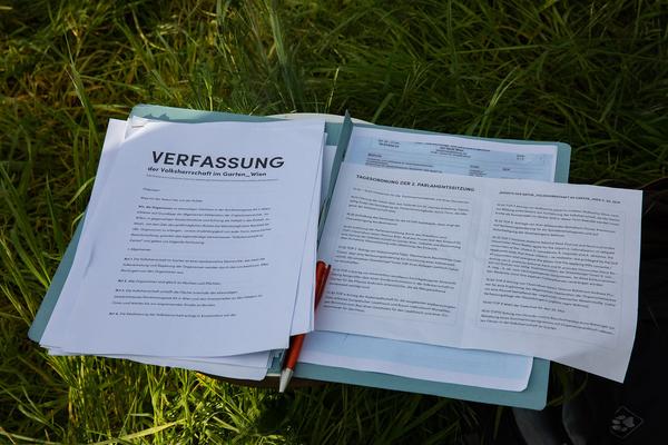 Club Real - Jenseits der Natur: Zweite Sitzung des Gartenparlaments (brut & KOER, 11.5.2019, Gewächshaus im Floridsdorfer Donaufeld, Nordmanngasse 60) https://esel.cc/ClubReal_brut | https://esel.cc/ClubReal_KOER | Foto: eSeL Foto: eSeL.at - Lorenz Seidler