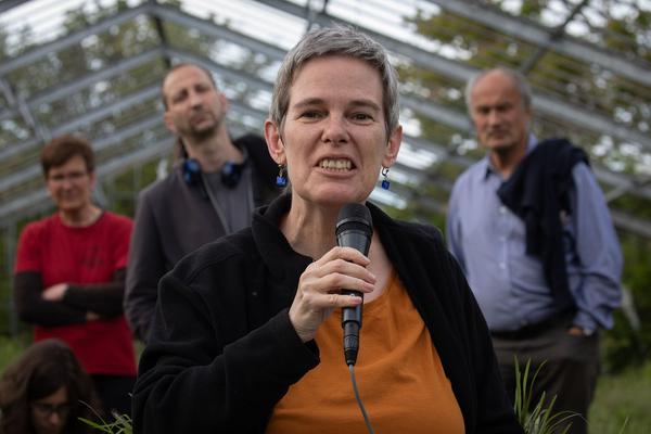 Club Real - Jenseits der Natur: Zweite Sitzung des Gartenparlaments (brut & KOER, 11.5.2019, Gewächshaus im Floridsdorfer Donaufeld, Nordmanngasse 60) https://esel.cc/ClubReal_brut | https://esel.cc/ClubReal_KOER | Foto: eSeL Foto: eSeL.at - Lorenz Seidler
