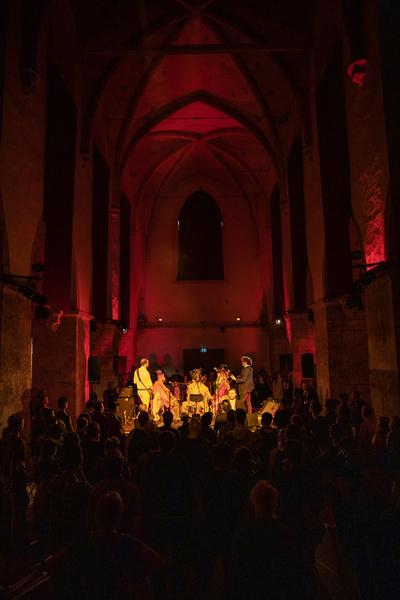 Yonatan Gat & The Eastern Medicine Singers @ donaufestival 2019 "New Territories" (Eröffnungstag, 26.4.2019, Minoritenkirche) https://esel.at/termin/101192 | Foto: eSeL Foto: eSeL.at - Lorenz Seidler