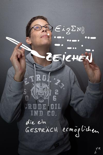 eSeL: Schutzpatronin für eigens erfundene Zeichen, die ein Gespräch ermöglichen  // via eSeL "Kunst Bekenntnis Box" (5.9.2019, MQ-Gettogether) | Foto: eSeL