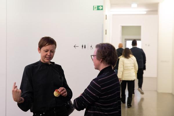 Belvedere 21: Edith Karin Harrasser zur Übersetzung von Donna Haraway - Gemeinsame Wagnisse "Warum wir alle Familie sind. Die Koexistenz der Arten" (30.11.2019) https://www.belvedere.at/event/public-program-warum-wir-alle-familie-sind | Foto: eSeL Foto: eSeL.at - Lorenz Seidler