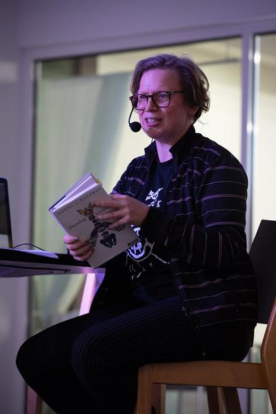 Belvedere 21: Edith Karin Harrasser zur Übersetzung von Donna Haraway - Gemeinsame Wagnisse "Warum wir alle Familie sind. Die Koexistenz der Arten" (30.11.2019) https://www.belvedere.at/event/public-program-warum-wir-alle-familie-sind | Foto: eSeL Foto: eSeL.at - Lorenz Seidler