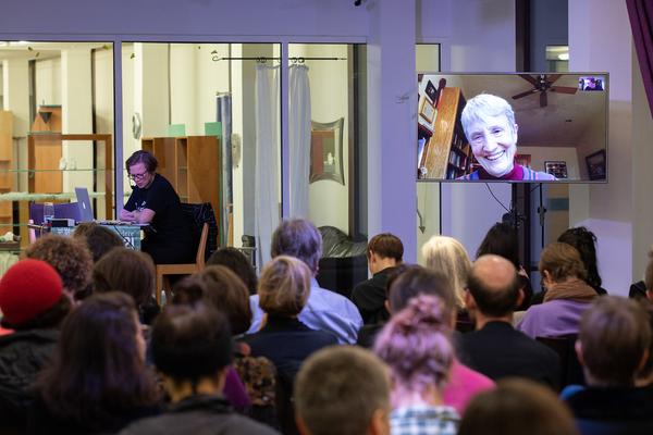Belvedere 21: Edith Karin Harrasser zur Übersetzung von Donna Haraway - Gemeinsame Wagnisse "Warum wir alle Familie sind. Die Koexistenz der Arten" (30.11.2019) https://www.belvedere.at/event/public-program-warum-wir-alle-familie-sind | Foto: eSeL Foto: eSeL.at - Lorenz Seidler