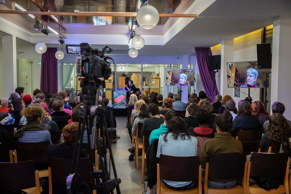 Belvedere 21: Edith Karin Harrasser zur Übersetzung von Donna Haraway - Gemeinsame Wagnisse "Warum wir alle Familie sind. Die Koexistenz der Arten" (30.11.2019) https://www.belvedere.at/event/public-program-warum-wir-alle-familie-sind | Foto: eSeL Foto: eSeL.at - Lorenz Seidler