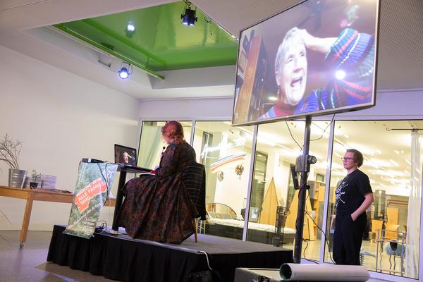Belvedere 21: Edith Karin Harrasser zur Übersetzung von Donna Haraway - Gemeinsame Wagnisse "Warum wir alle Familie sind. Die Koexistenz der Arten" (30.11.2019) https://www.belvedere.at/event/public-program-warum-wir-alle-familie-sind | Foto: eSeL Foto: eSeL.at - Lorenz Seidler